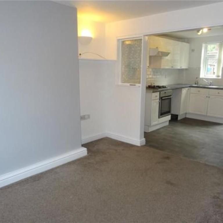 2 bedroom terraced house to rent - Photo 1