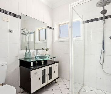 Beautifully Refreshed 3 Bedroom Home - Photo 5