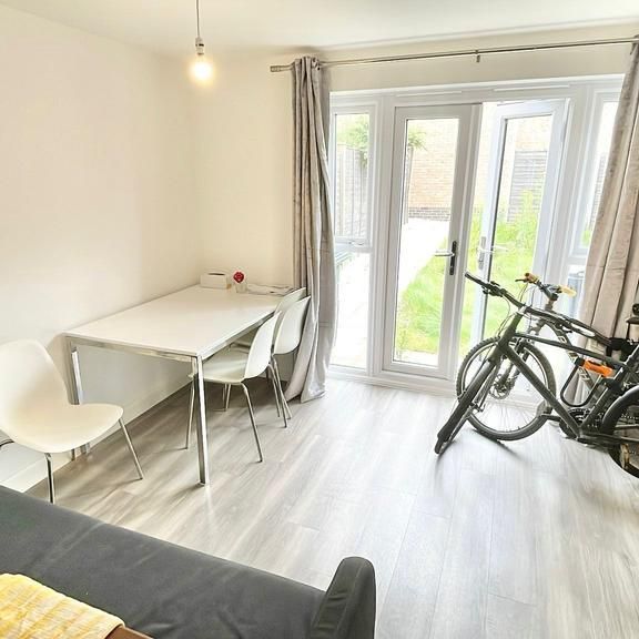 1 bedroom in a flat share to rent - Photo 1