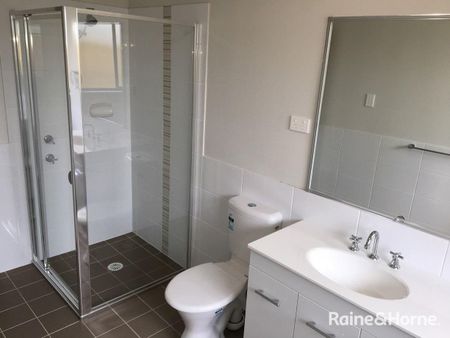 MODERN & SPACIOUS FAMILY HOME - Photo 5