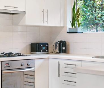 Townhouse in a rare quiet pocket of Richmond! - Photo 1