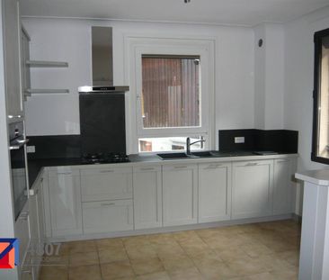 Location appartement rénové 4 pièces 72.2 m² à Cluses (74300) 4 - Photo 1