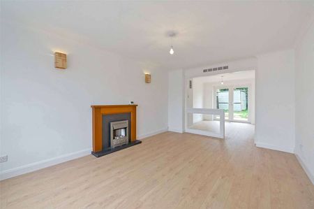 Detached four bedroom family home in Holyport with private garden and off-street parking - Photo 2