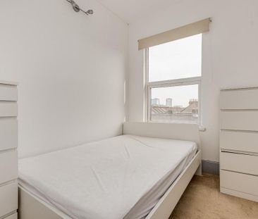 3 bedroom flat to rent - Photo 4