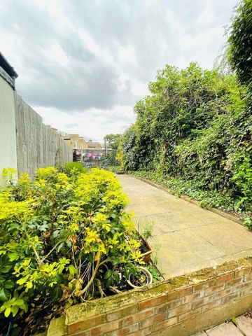 4 bedroom semi-detached house to rent - Photo 4