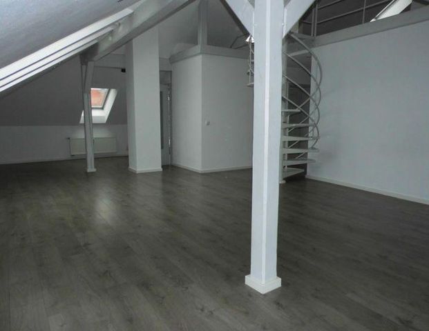 Top-ausgestattete 2-1/2-Zimmer-Maisonette-Wohnung mit sonniger Dachterrasse und Stellplatz in Stadtlage zu vermieten! - Photo 1