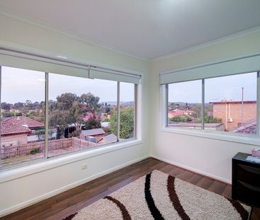 Large 4 Bedroom Townhouse &lpar;6 Month Lease to Start&rpar; - Photo 3