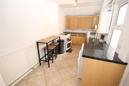 2 bedroom Terraced House to let - Photo 2