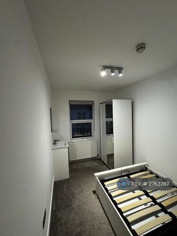 1 bedroom in a house share to rent - Photo 2