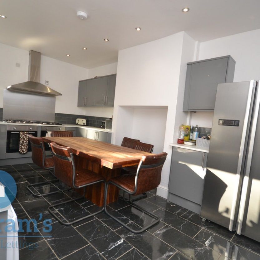 8 bed Mid Terraced House for Rent - Photo 1