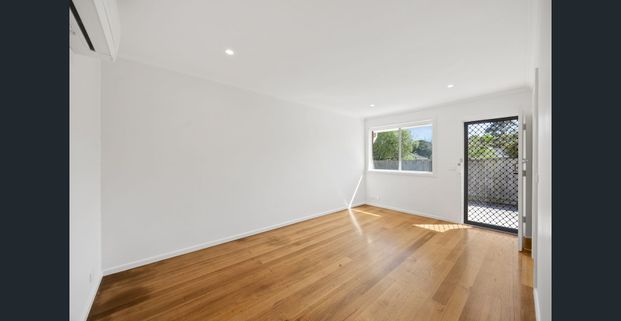 Discover Modern Comfort with Elegant Touches! - Photo 1