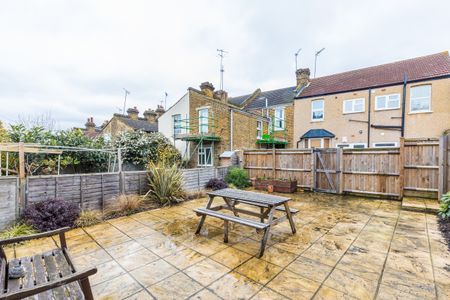 Three Bedroom Flat to Rent in Charlton - Photo 3