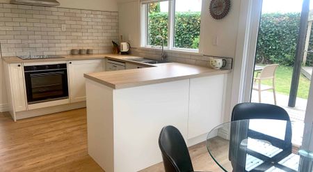 Gorgeous Renovated Fully Furnished Character Villa in Prime Location! - Photo 2