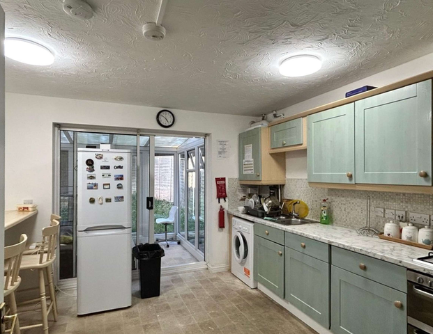 Dunraven Avenue First Floor: Room C - Photo 1