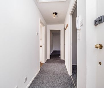 2 Bed Flat, Greenslade Road, IG11 - Photo 3