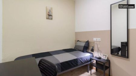 Room in a shared 4-bedroom apartment for rent in El Camp de l'Arpa del Clot. - Photo 3