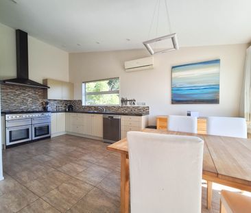 Stunning 3-Bedroom Home with Breathtaking Views in Browns Bay - Photo 4