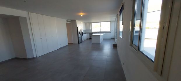 Appartement T4 1er étage avec grande terrasse et stationnement privatif - Photo 1