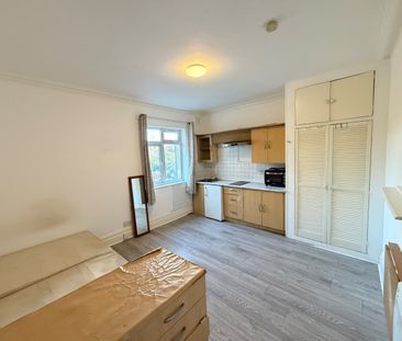 Studio Flat, Hanworth Road, TW3 - Photo 3