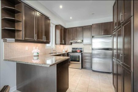 For Lease - 77 Reynolds Crescent, Aurora, Ontario - Photo 4