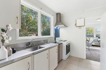 Charming 2BR Unit in Ellerslie w 2 carparks! - Photo 3