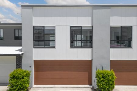 Four Bedroom Townhouse in sort after Mango Hill complex - Photo 3