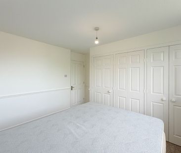 5 Bed Flat, Mansel Court, SW11 - Photo 3
