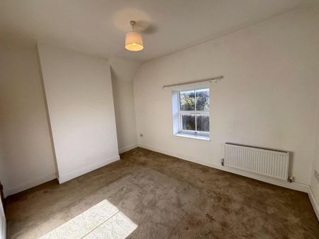 3 bedroom end of terrace house to rent - Photo 2