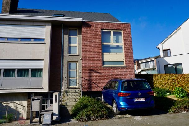 Modern lichtrijk duplex appartement met 2 slaapkamers, terras en autostaanplaats. - Photo 1