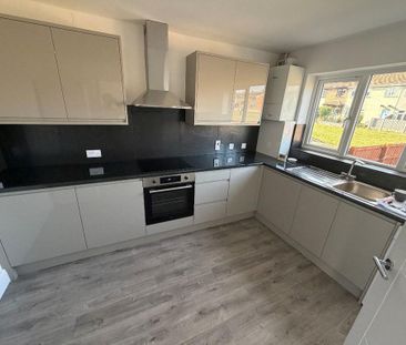 3 bedroom terraced house to rent - Photo 4
