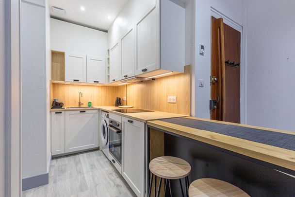 APPARTEMENT MEUBLÉ - T2 - 23m² - CENTRE VILLE - ENTIEREMENT RENOVÉ - Photo 1