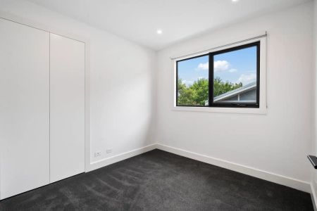 “Stunning 3 Bedroom Townhouse” - Photo 2