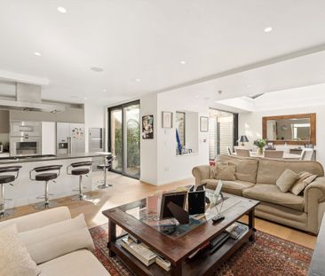 Contemporary family living in a private South Kensington mews. - Photo 3