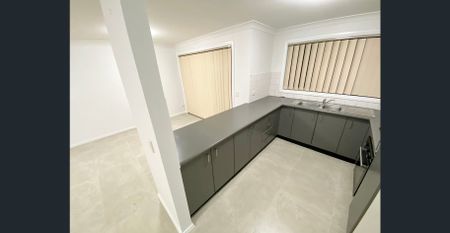 Renovated 2-Bedroom Villa with Private Courtyard – Walk to Pendle Hill Station - Photo 4