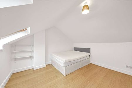 A bright duplex four bedroom apartment in a period conversion. - Photo 5