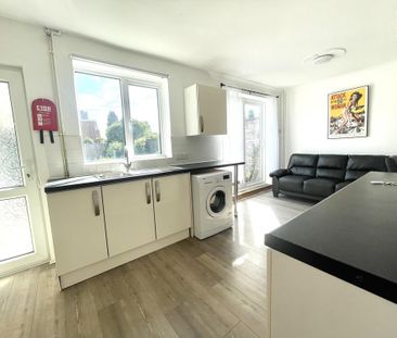 4 bedroom semi-detached house to rent - Photo 3