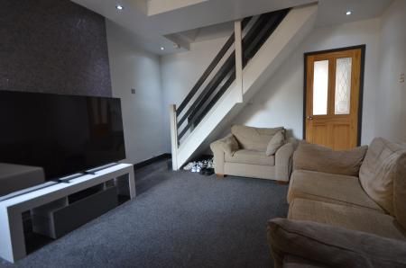 3 bedroom Terraced House To Let - Photo 2