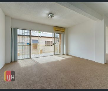 BIG, BREEZY 2 BEDROOM UNIT IN SUPER HANDY LOCATION ! - Photo 2