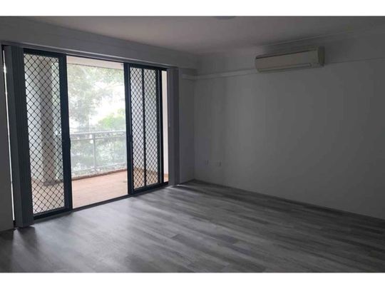 UPDATED 2 BEDROOM UNIT - DON'T MISS OUT ! - Photo 1