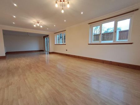 4 bedroom detached house to rent - Photo 4