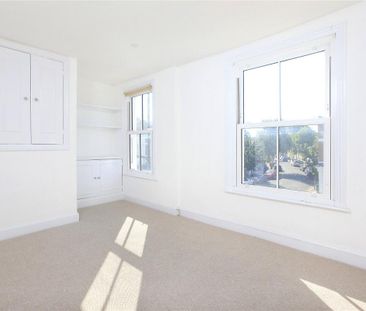 3 bedroom flat in London - Photo 5