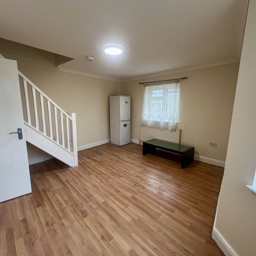 Price £1,400 pcm - Available Now - Unfurnished - Photo 1