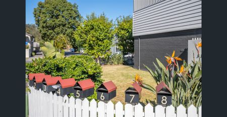 Renovated, Air Conditioned Apartment In Excellent Location - Photo 2