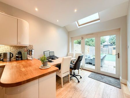 4 bedroom semi-detached house to rent - Photo 3