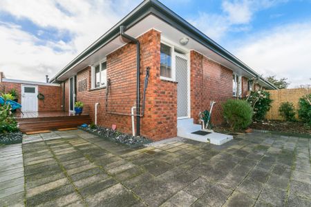Single-Level Living, Sought after Location - Photo 2