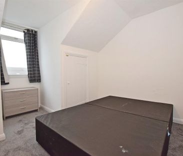 3 bedroom flat to rent - Photo 2