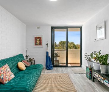 Bright Fourth-floor Apartment - Photo 2