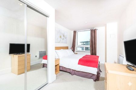 St. George Wharf, London, SW8 2JE - Photo 2