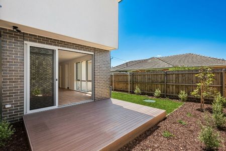 LUXURIOUS THREE BEDROOM HOME - Photo 5