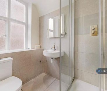 1 bedroom in a flat share to rent - Photo 5